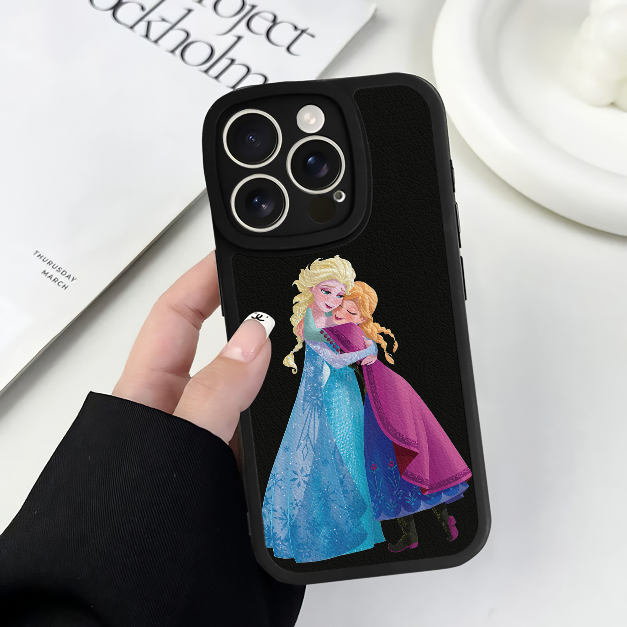 （画像用） アナと雪の女王 アンナ エルサ Frozen Anna Elsa 【iPhone 16シリーズ対応】シリコンスマホケース（レザー調） 材質：シリコン